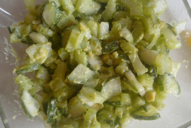 Зеленый весенний салат с заправкой из авокадо
