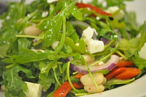 Овощной салат с рукколой и сыром фета