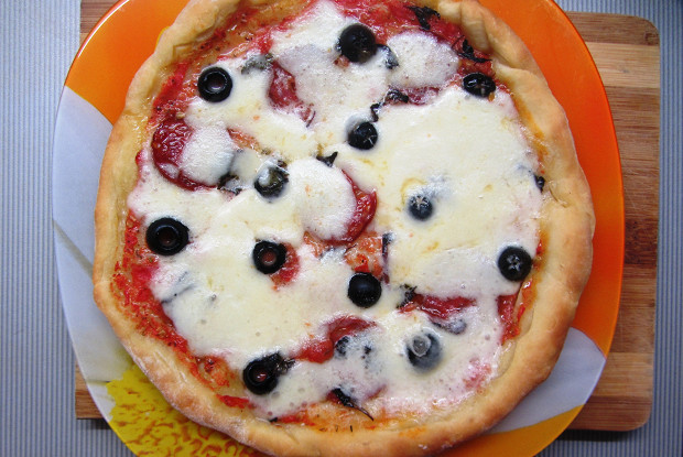 Дрожжевое тесто для пиццы со сливочным маслом