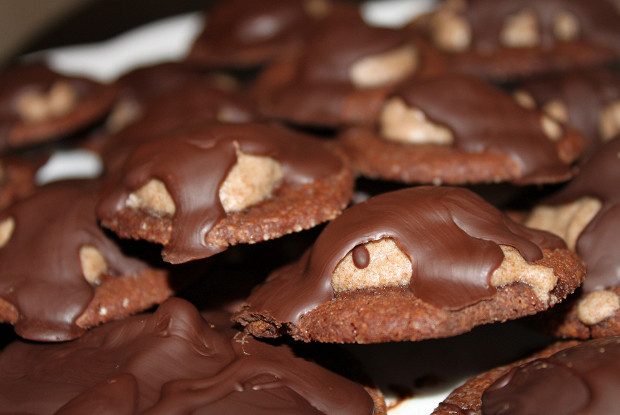 Шоколадное печенье с меренгами