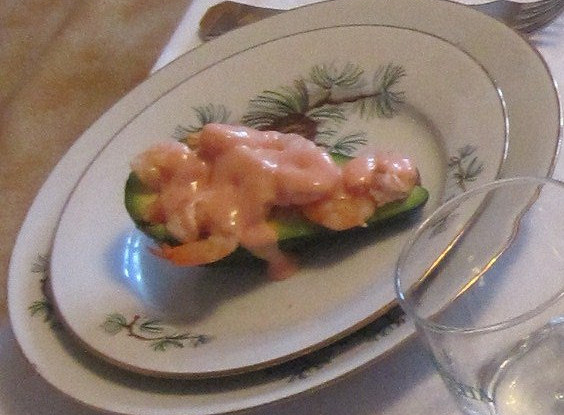 Легкий салат из авокадо с креветками