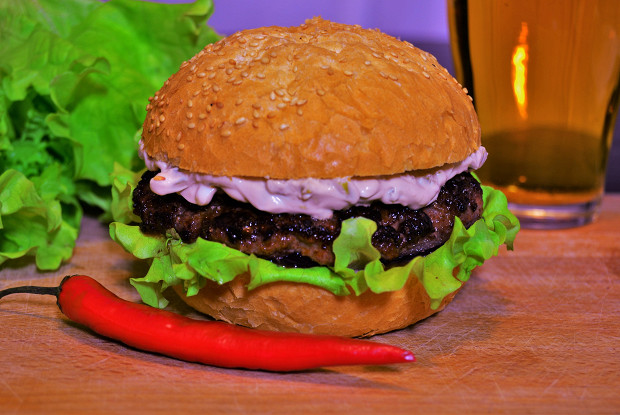 Гамбургер с греческим соусом «Тирокафтери»