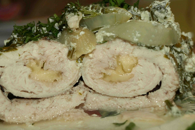 Куриные рулеты с сыром, запеченные с луком, зеленью и сливками