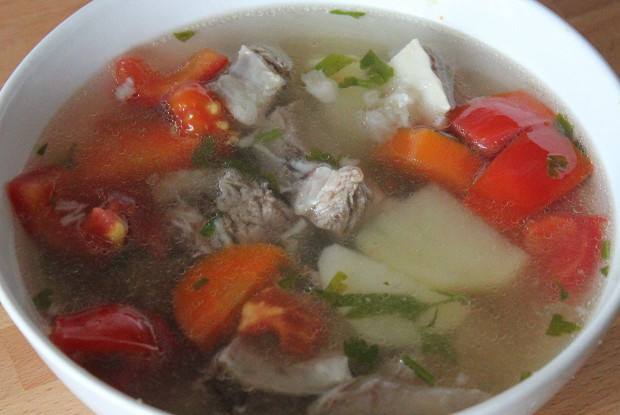 Простой мясной суп с приправой из томатов и чеснока