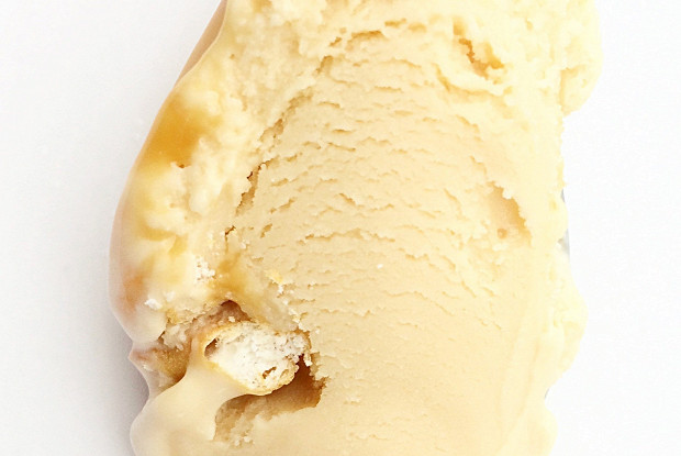Карамельное мороженое с солеными претцелями и карамельной прослойкой