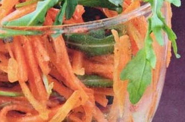 Салат с рукколой, морковью, огурцом, зелёным луком и семечками