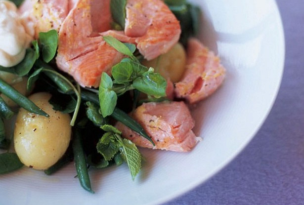 Салат из запеченного лосося с кресс-салатом