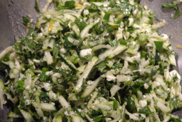 Салат с цукини, зеленью и фетой по-гречески