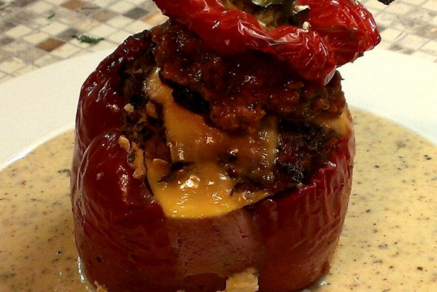 Фаршированный перец с томатным соусом