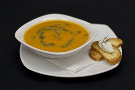 Морковный крем-суп с соусом песто