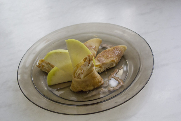 Роллы десертные с хурмой и яблоками в русском стиле