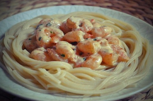 Спагетти с креветками в сливочно-коньячном соусе