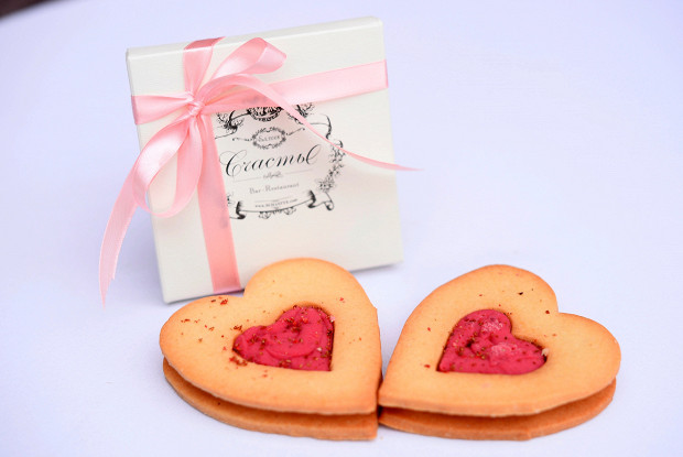 Печенье имбирное с клюквой и розовым перцем