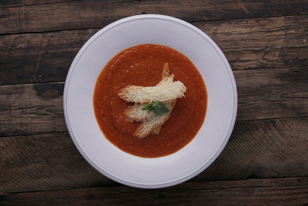 Крем-суп из печеных помидоров с теплым кусочком хлеба и пекорино