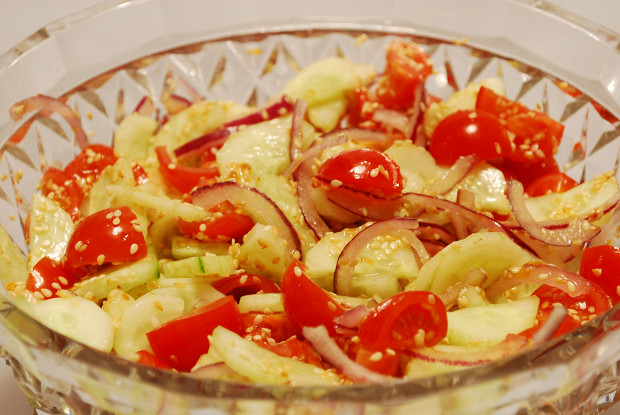 Салат с овощами и кунжутом