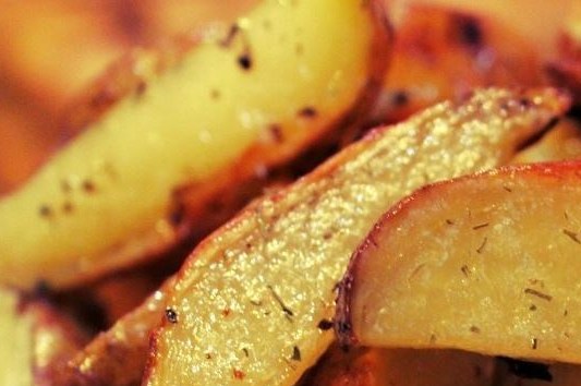 Запеченные картофельные дольки с розмарином