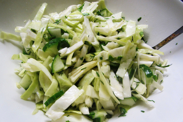 Холодный салат из капусты и кинзы с чесночной заправкой