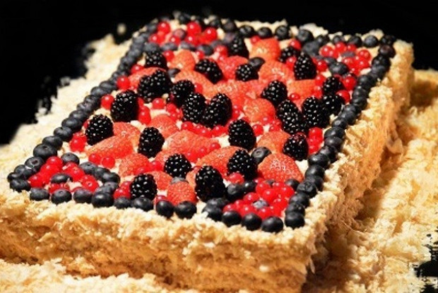 Торт «Наполеон» со свежими ягодами