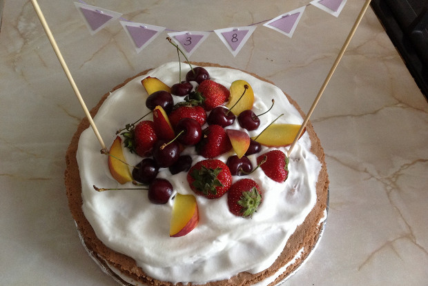 Голый торт со свежими ягодами