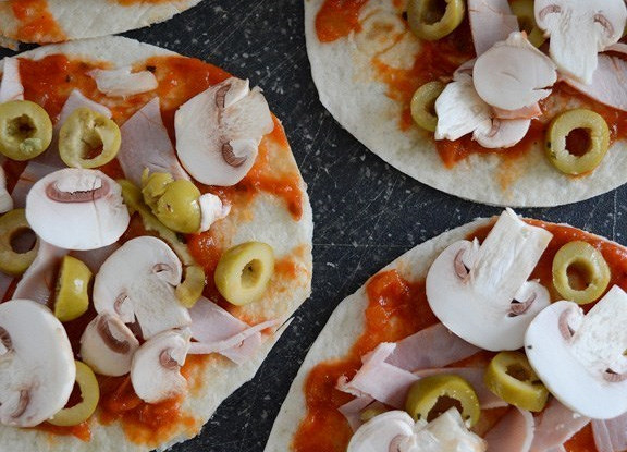Быстрая пицца с оливками на лепешках