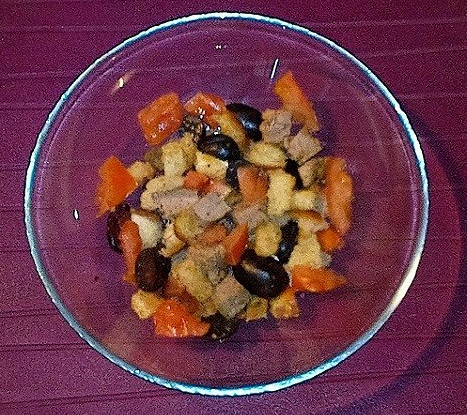 Салат «Груцам» с запеченным мясом, виноградом, помидорами и гренками