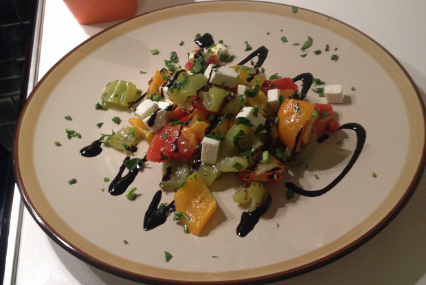 Вегетарианский салат с запечеными перцами и фетой