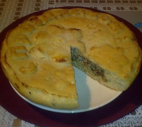 Пирог с консервированной сайрой из картофельного дрожжевого теста