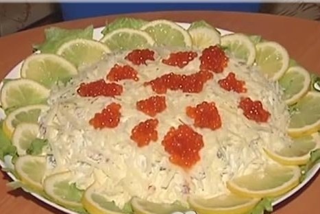Слоеный салат с рыбой и помидорами
