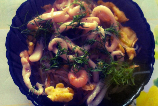 Рисовая лапша с креветками и овощами по-тайски