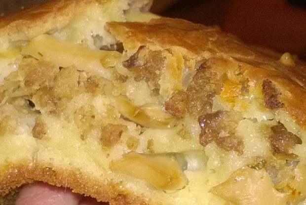 Пирог мясной с грибами на сырном тесте