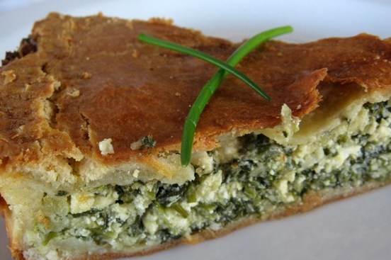 Древнеримский пирог с сыром фета и зеленым луком