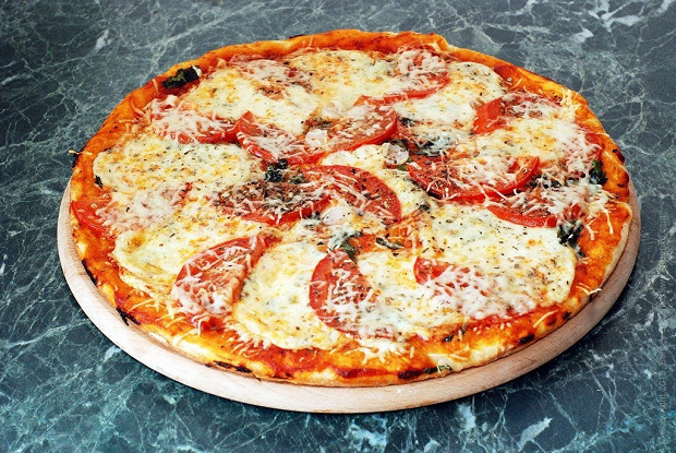 Пицца «Маргарита» с тертым сыром моцарелла на готовом тесте