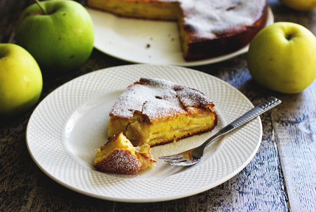 Творожный пирог с яблоками и сметаной