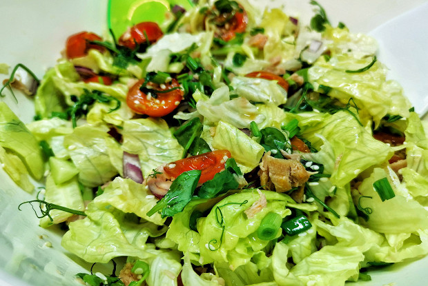Овощной салат с тунцом и микрозеленью