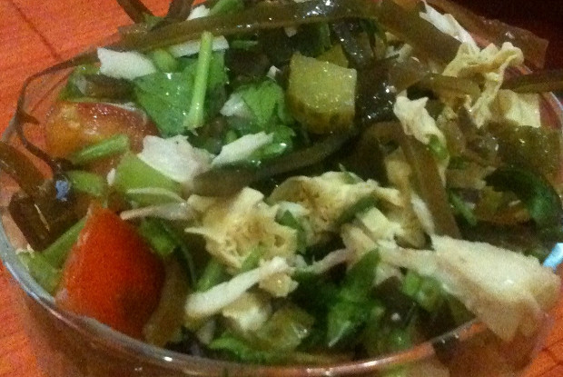 Салат восточной кухни с фучжу, морской капустой и соленым огурцом