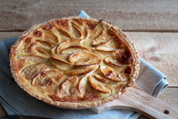 Пирог с яблочно-сливочной начинкой