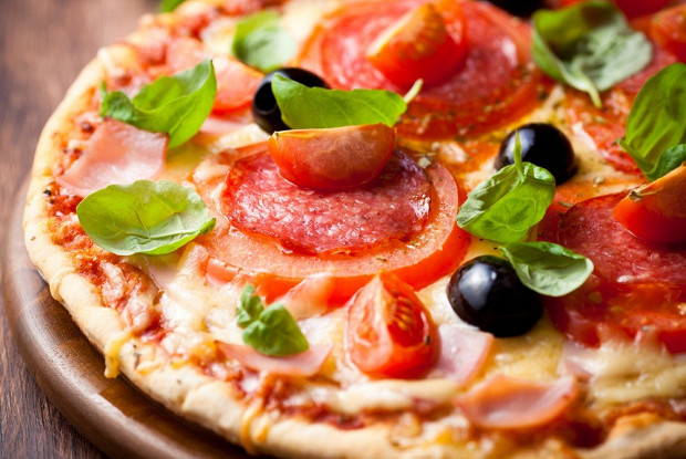 Пицца с салями, оливками и помидорами