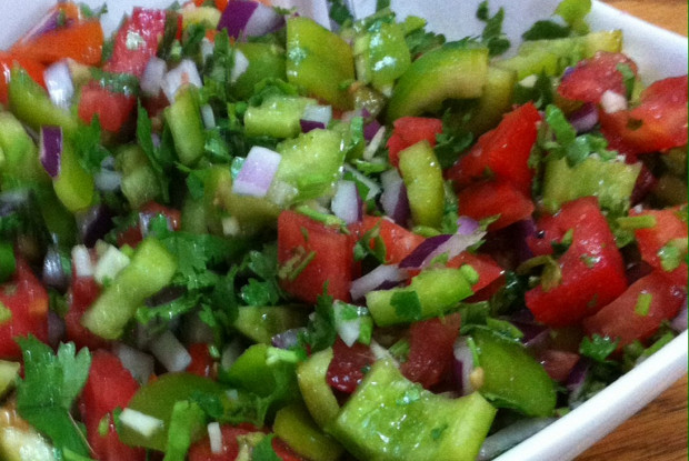Красный салат из перцев и томатов с чесноком