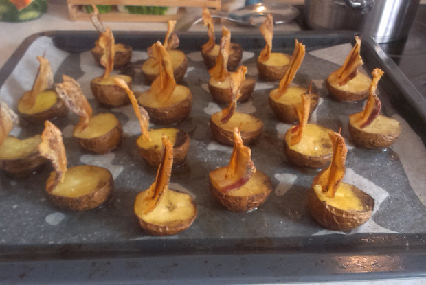 Картофельные лодочки, запеченные с салом