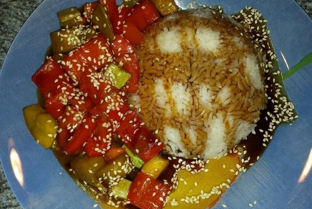 Постный рис с овощами под соусом терияки