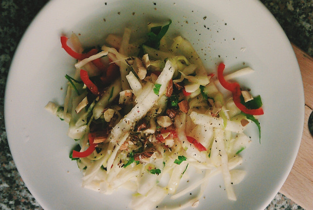 Капустный салат с перцем и имбирем