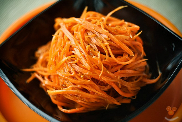 Салат из свежей моркови с кальмарами