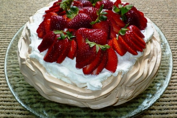 Десерт «Павлова» со свежими ягодами