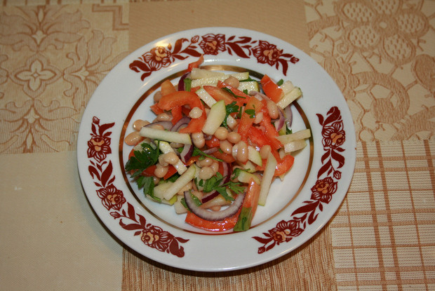 Салат из белой фасоли, яблока и болгарского перца