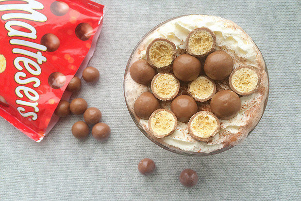 Молочный горячий шоколад c конфетами Maltesers