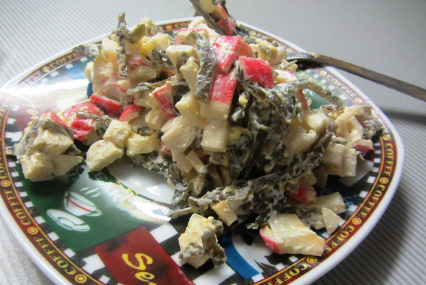 Салат из морской капусты с крабовыми палочками