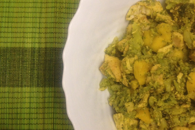 Пряная курица карри с брокколи и манго в сметанном соусе