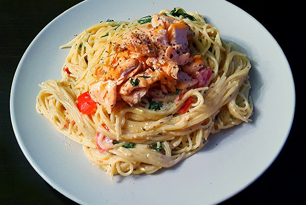 Спагетти в сливочном соусе с семгой и рукколой