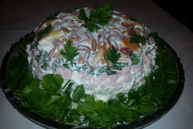 Салат с маринованными опятами и колбасой