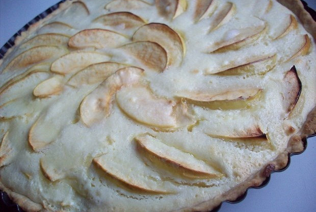 Нежный яблочный пирог со сметанной заливкой